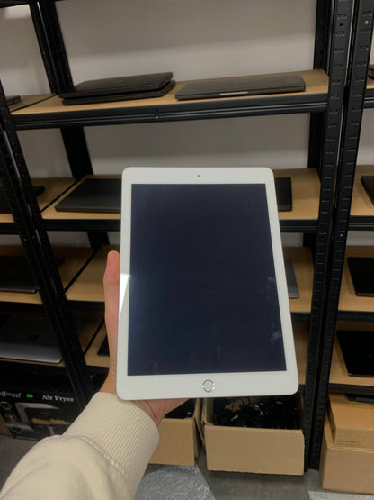 Tablet Apple iPad 5th Generation (A1822) / 9,7" / 32GB / Wi-Fi / 12 miesięcy gwarancji