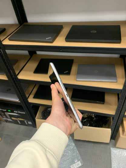 Tablet Apple iPad 5th Generation (A1822) / 9,7" Retina / 128GB / Wi-Fi / iPadOS / 12 miesięcy gwarancji